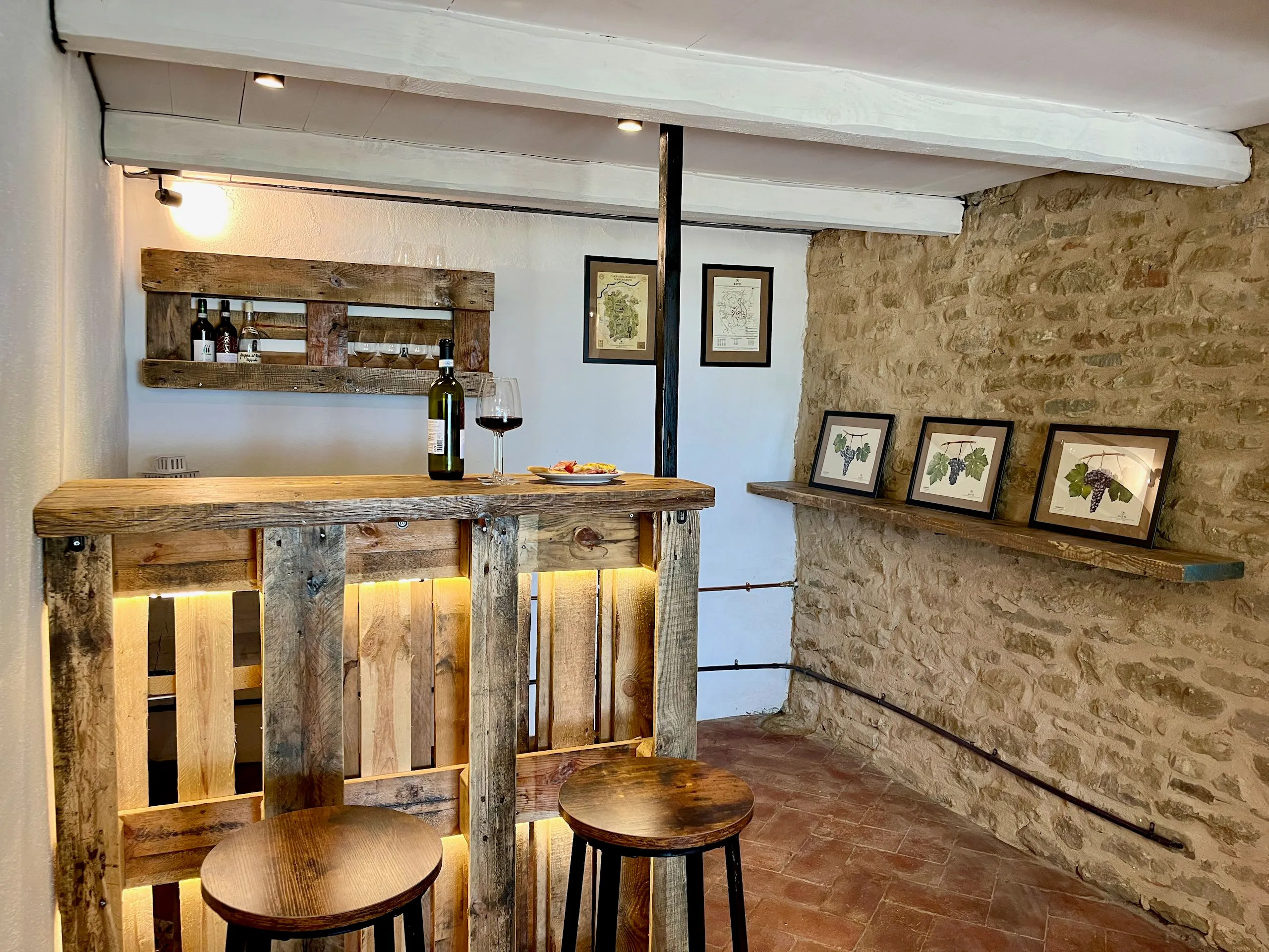 Weinstube mit Flaschen in offenen Regalen