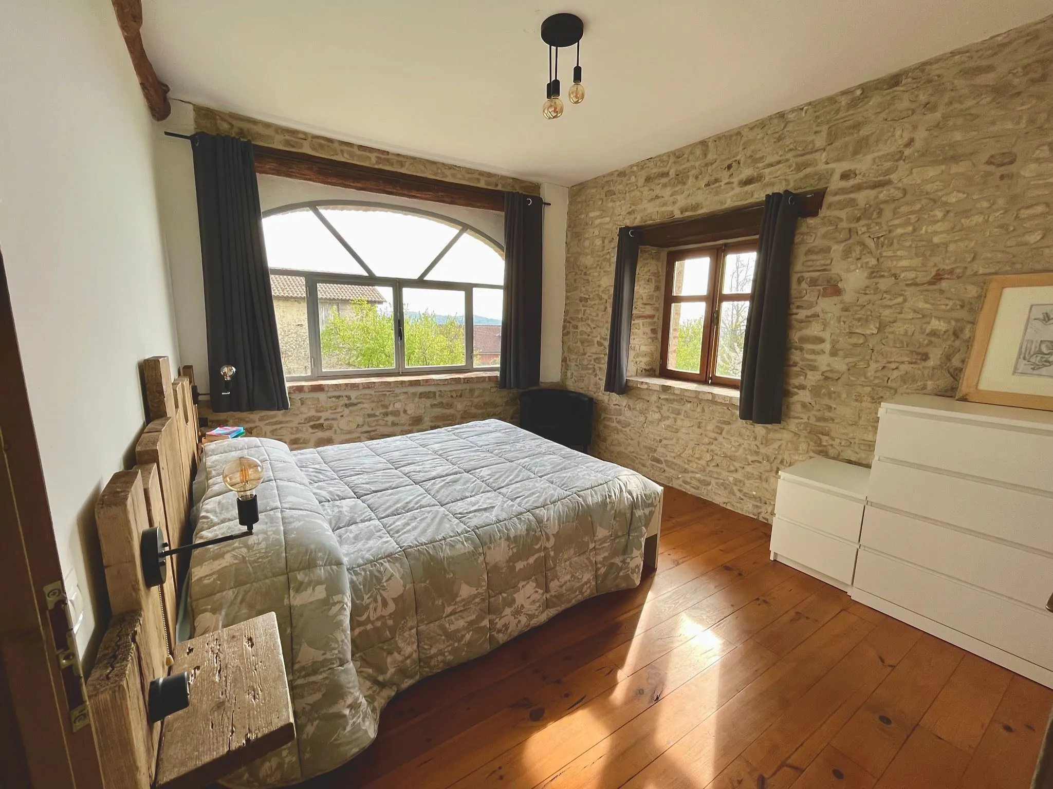 Schlafzimmer mit Queensize-Bett und Holzbalken