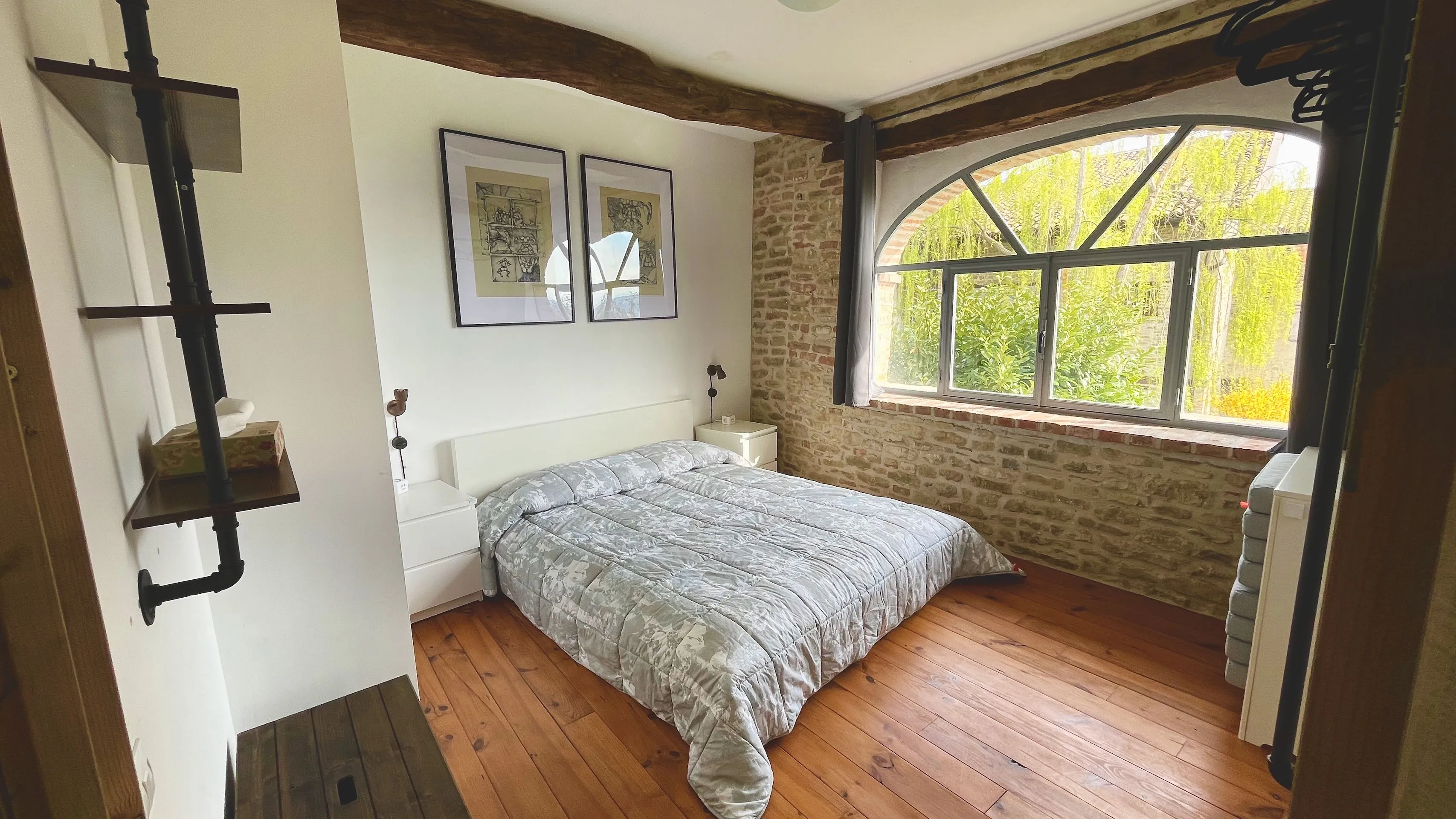 Zweites Schlafzimmer mit Queensize-Bett und Aussicht
