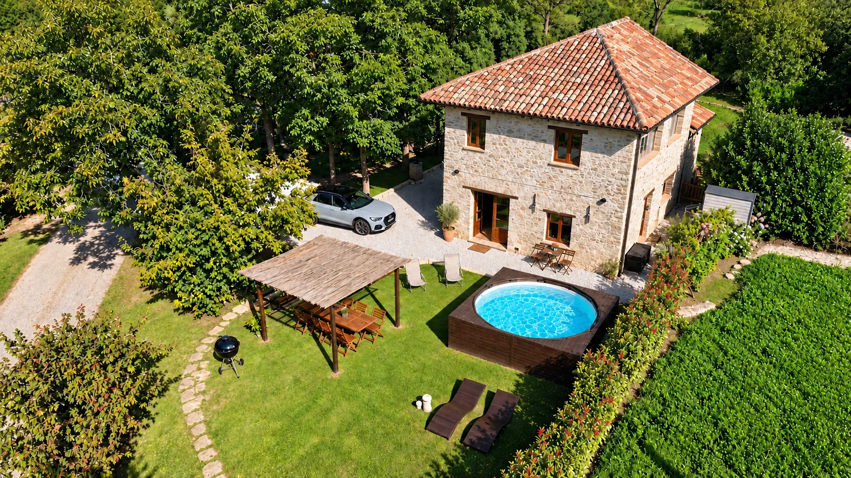 Nocciolina vista dall'alto - casa, pergola e piscina