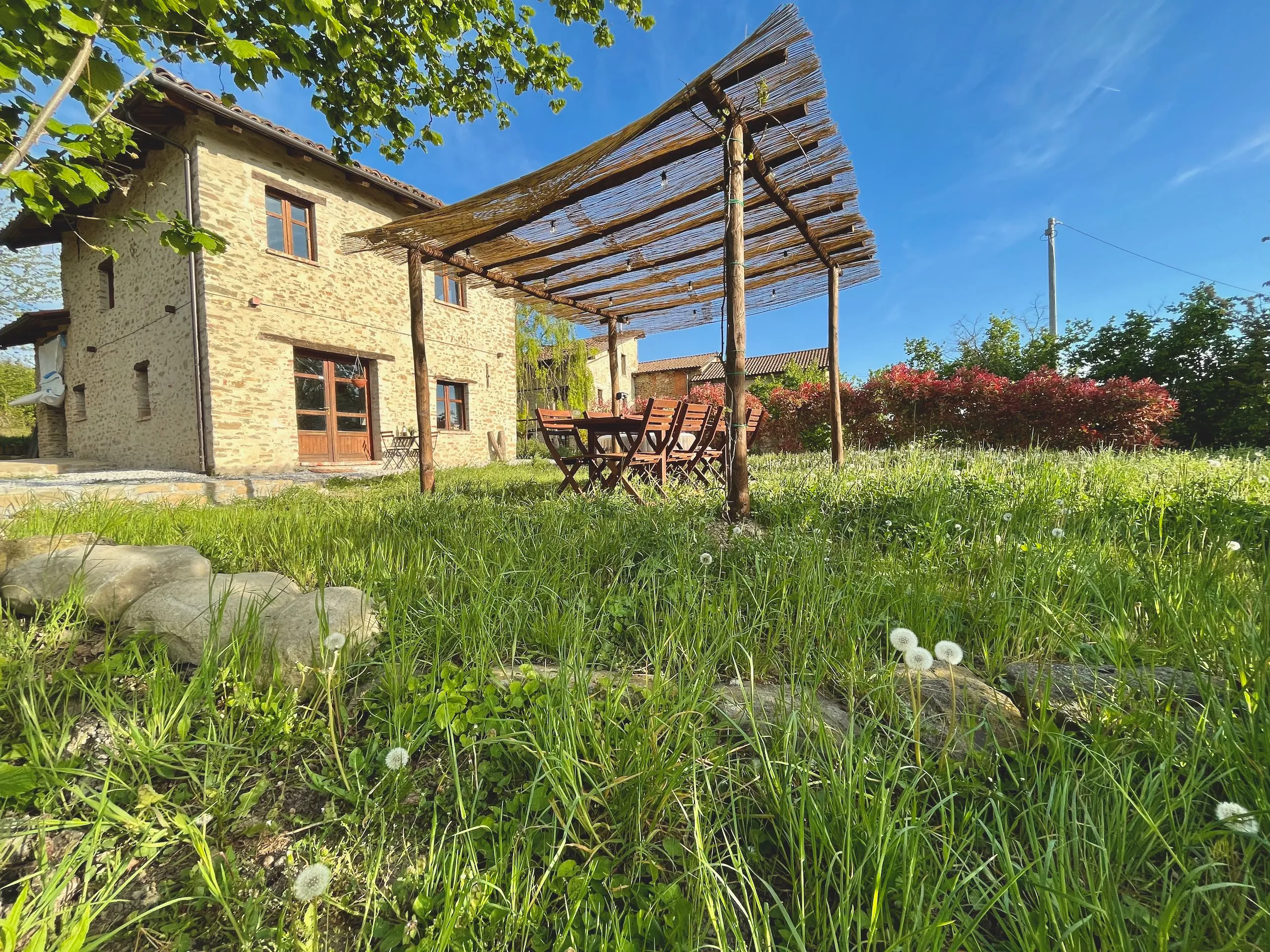 Garten mit Pergola, Esstisch und Saisonpool