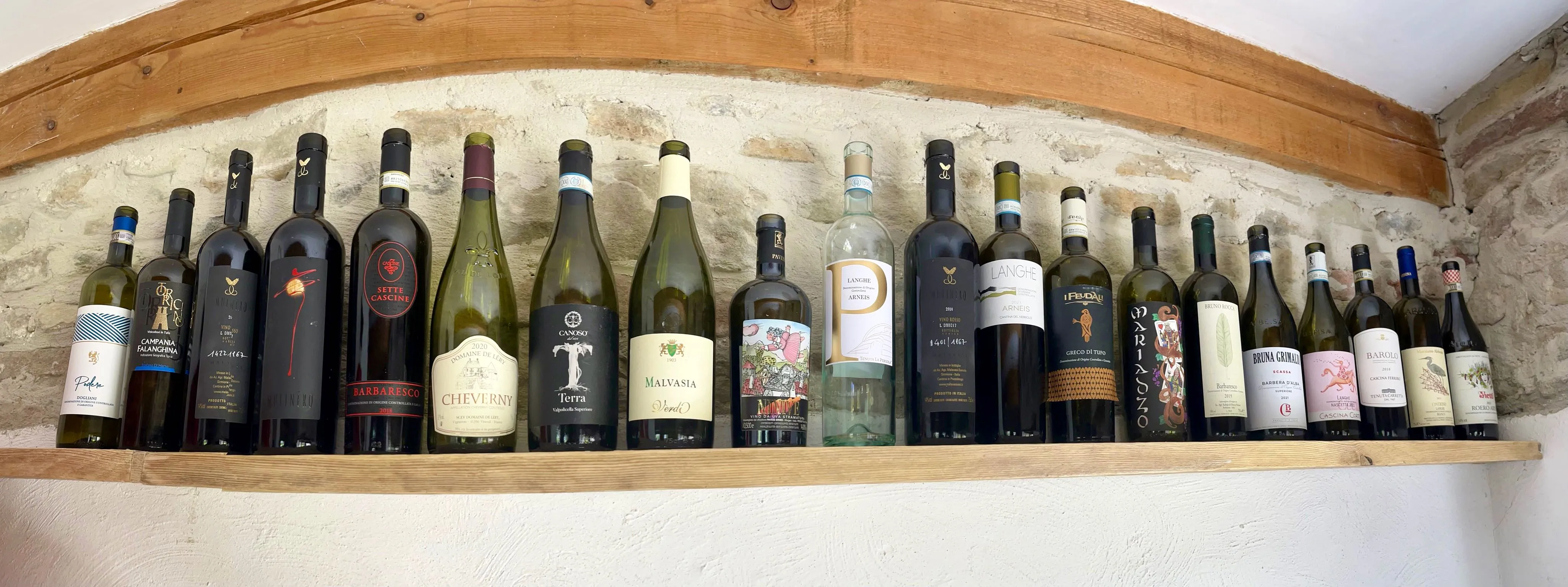 Zona cucina con vini in vista