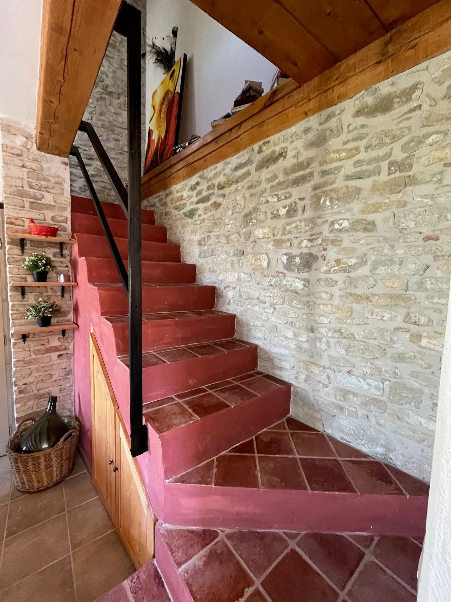 Scala rossa che porta al primo piano